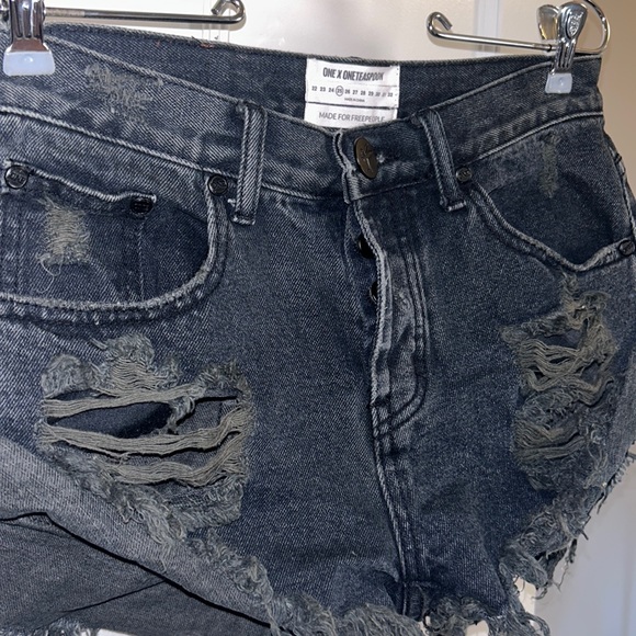 *2 FOR 40* One x One Teaspoon x Free People Bandits Black Denim Shorts Size 25 - Picture 3 of 5